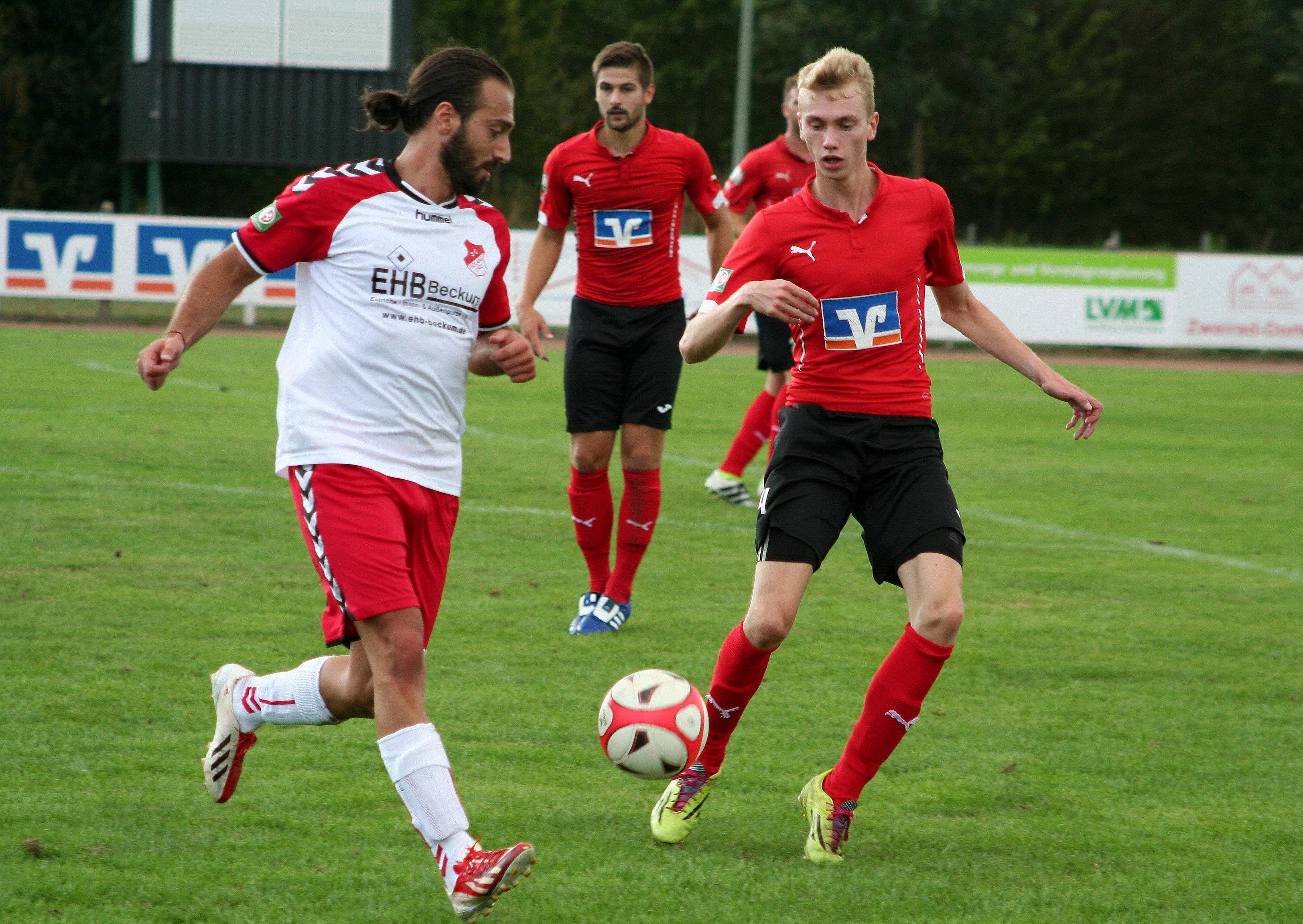 Fußball, Bezirksliga 7. SV Drensteinfurt - SC Roland Beckum II: 6:1. Enes Tozlu, Markus Fröchte (rechts)