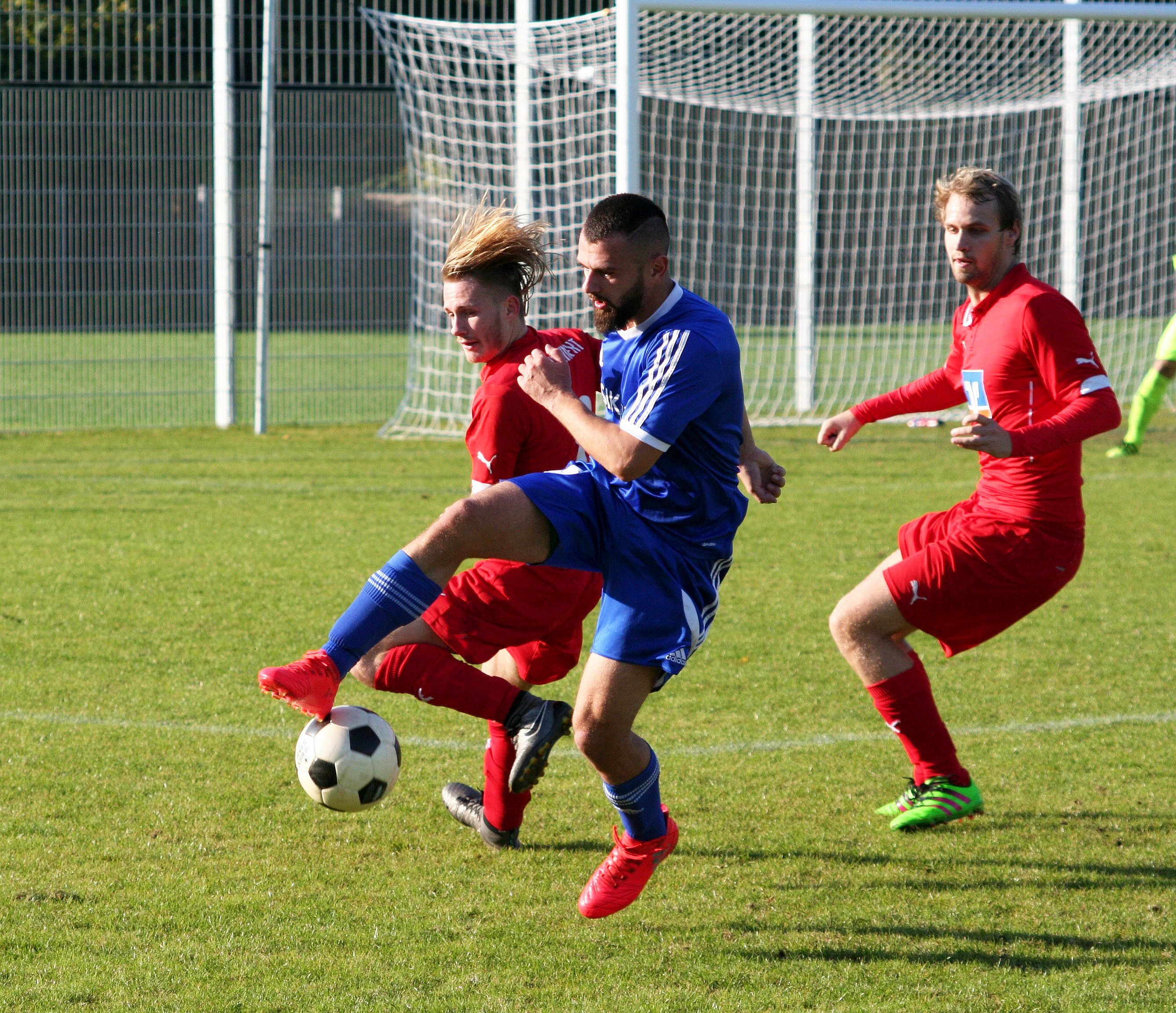 Fußball, Bezirksliga 7: Türkischer SC Hamm - SV Drensteinfurt: 0:2. Yannick Niehues (links) und Leon van Elten